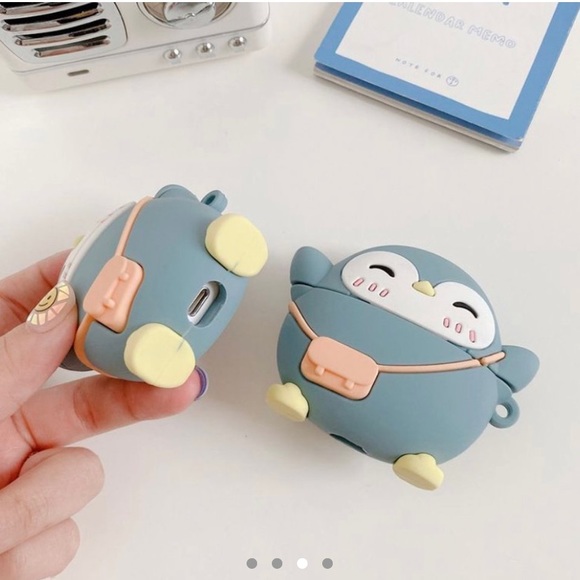 Penguin Airpods case 🐧 - Picture 3 of 4